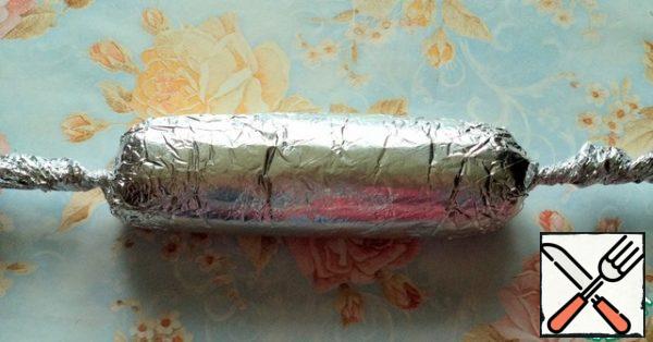 Tightly roll into a sausage. Just wrap the second half of the mass. Put in the refrigerator for 3 hours or in the freezer for 1.5 hours.