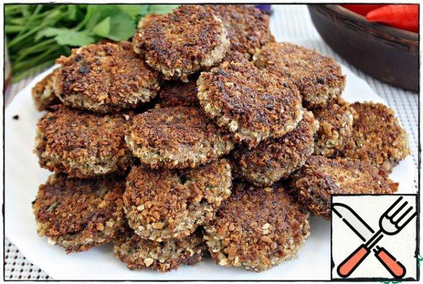 This amount of minced meat makes about thirty cutlets, give or take one piece. Cutlets are not inferior to traditional meat, bread is not felt and if you do not know about its presence in the mince, you will never guess that it is there.