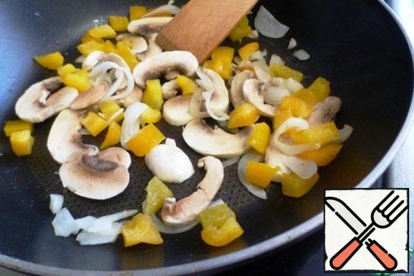Then put the mushrooms, sweet pepper, garlic. Fry for another 2-3 minutes.
One clove of garlic to leave, it crumble in aspic at the end.