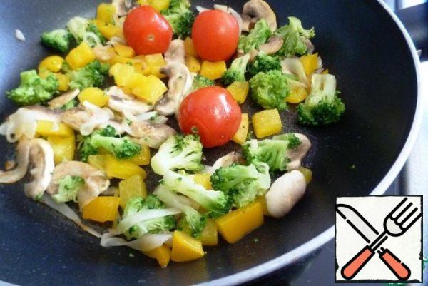 Break the broccoli into small twigs. Add to the pan with the vegetables. Put cherry tomatoes in the same place. I didn't cut the tomatoes, so they wouldn't let the juice in.
Fry for another 2 minutes.