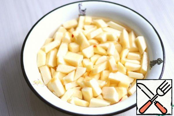Next, peel the apples and cut them into cubes / pieces. Add water and 2 tablespoons of citric acid to the bowl.