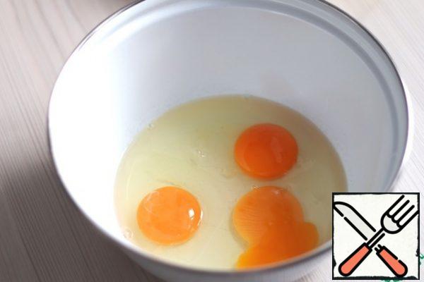 In a separate bowl, add the eggs (3 PCs.)