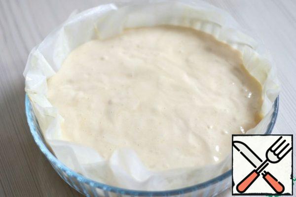 Form with butter parchment to get out of the refrigerator, put the apples on top of the apples put the sponge dough.