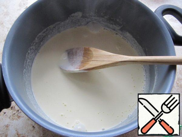 In a dry pan or in a saucepan, pour 1 tablespoon of flour, lightly fry over low heat until slightly Golden. With constant stirring, pour in 250 ml of 10% cream (milk), add salt and white pepper to taste. Thicken the sauce to the desired consistency.