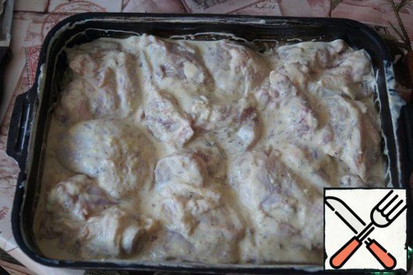 The form in which you will bake, grease with olive oil. Lay out the chicken and pour it with yogurt and spices. Mix well so that all the pieces are in the marinade. Put the chicken in the refrigerator for an hour, for marinating.