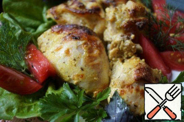 Serve the chicken with lots of different greens (I have lettuce, dill, parsley and Basil) and fresh vegetables. If desired, you can serve with a side dish. Spicy, juicy and delicious!