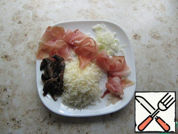 Onion finely cut into rings (optional), fry the mushrooms, grate the cheese to your taste, thinly slice the ham. Instead of ham, you can use any ready-made meat, fried minced meat, sausages, sausage of your choice.