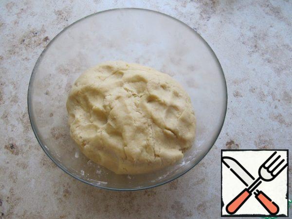 In the middle of the flour mixture, make a recess, break 2 chicken eggs, pour in sour cream, knead the dough. You do not need to achieve a particular smoothness and uniformity, long knead dough, enough with your hands to form a billet of the dough so that it gathered into a ball, cover with cling film, then send the ready dough in the fridge overnight. This dough is perfectly stored for a few days in the refrigerator or a couple of months in the freezer.