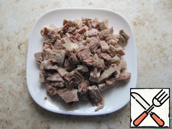 Cut the boiled meat at random. For the juiciness of the filling, it is optimal to use meat with a small amount of internal fat. Both pork and chicken are suitable for filling.