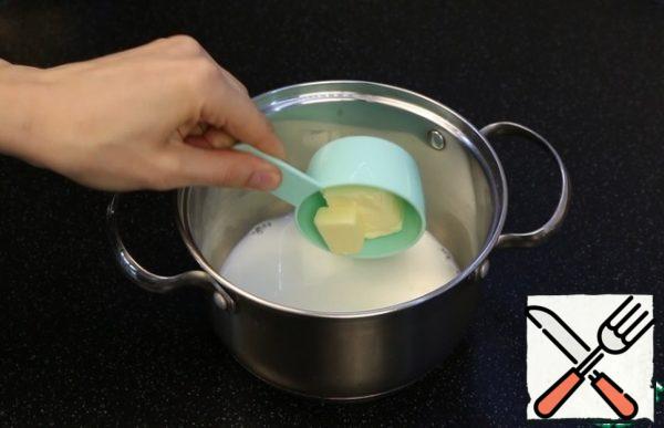 In a saucepan with a thick bottom, combine water, milk, salt, sugar, vanilla, butter and send to the stove.