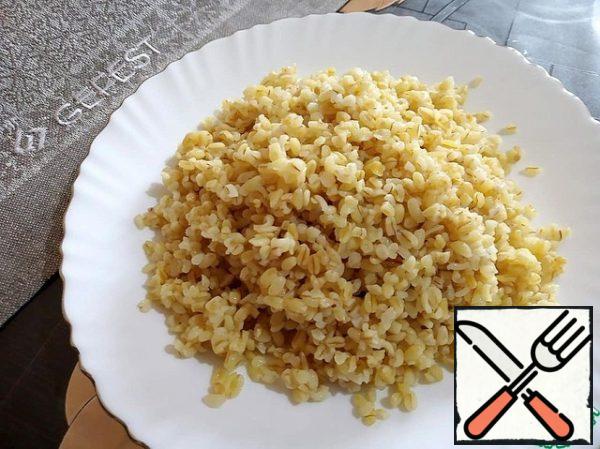 Wash the bulgur and cook until tender in slightly salted water. We drain the water.