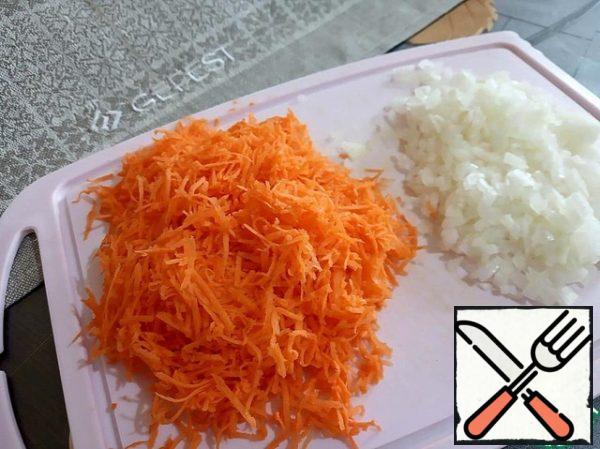 Chop the onion and grate the carrots on a small grater.