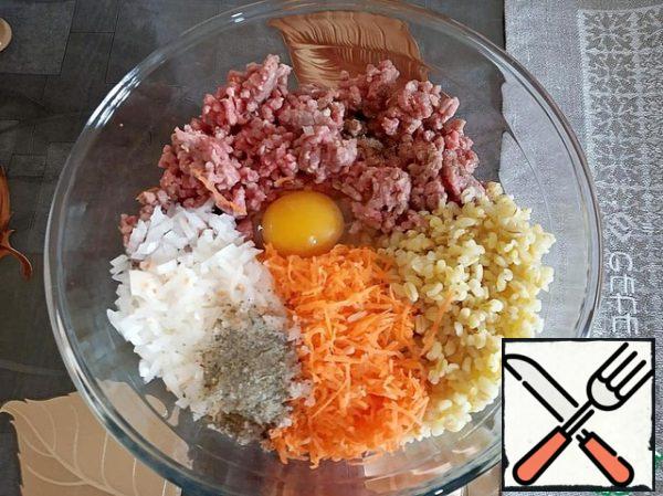 Put the minced meat, bulgur, onion, carrot, egg, semolina, salt and pepper in a deep bowl and knead thoroughly. You can add half a Cup of water, if the mince seems dry.