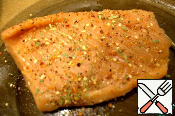 Pre-roll the salmon in the seasoning for the fish on both sides. Season with coarse salt.