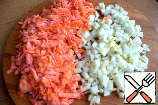 For the vegetable omelet, grate the carrots coarsely and chop the onion.