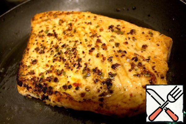 Fry the salmon for 3-4 minutes on both sides.