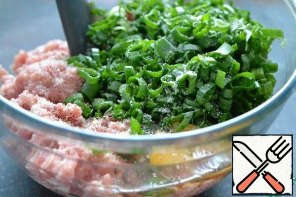 In a bowl, mix the minced meat, onion, breadcrumbs, 1 egg, salt and pepper. Mix.