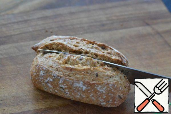 Cut the bun 6-7 times lengthwise with a sharp knife.