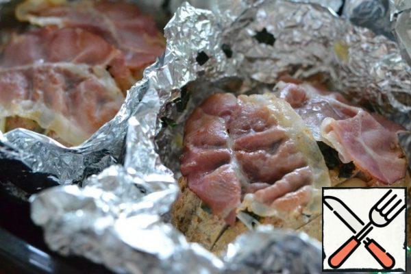 Wrap each bun in foil and bake at 180g for 20 minutes.
Then unwrap the foil, put the bacon pieces on the bun and bake in the oven for another 10 minutes.