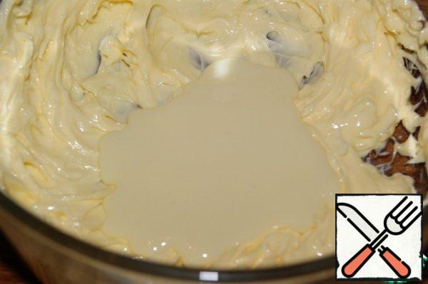Cream:
Beat the butter at room temperature with the vanilla until fluffy. Without ceasing to beat, enter the condensed milk in 2 doses.