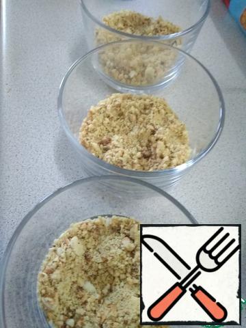 Put them in bowls ( cups, any suitable and available molds):
Layer of cookies