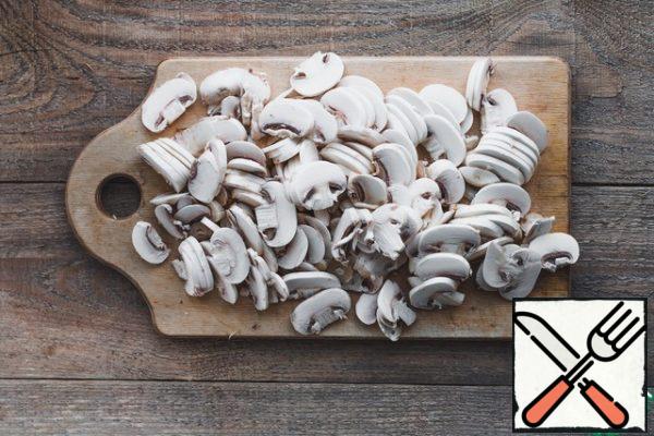 Wash and clean the mushrooms. Cut into thin slices.