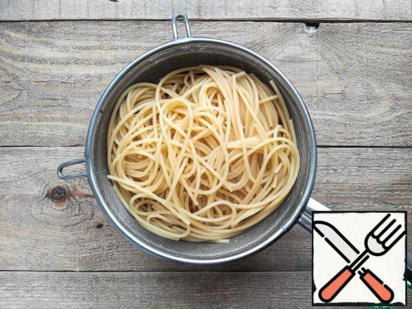 Boil the spaghetti in salted water for 1-2 minutes less than indicated on the package. Flip the colander.
We do not pour out the water, we will need it again.