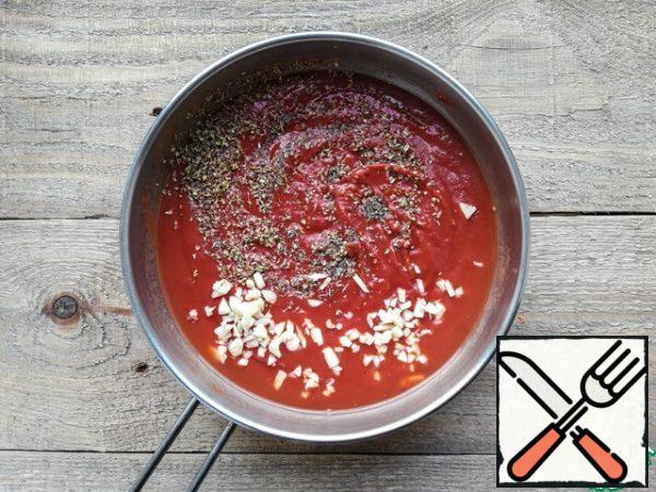 In a small pan, dilute the tomato paste, adding 285 ml of water in which the spaghetti was cooked.
Add finely chopped garlic cloves, thyme, oregano, 1/4 tsp red pepper and smoked paprika. Stir.
Try it, add salt if necessary.