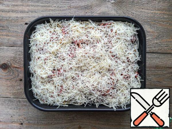 And grated cheese on top. Send to bake for 20-25 minutes at 180 degrees.
Since almost all the ingredients are ready, all we need is for the cheese to melt and brown, and the spaghetti to absorb the flavors and aromas of the wonderful sauce.