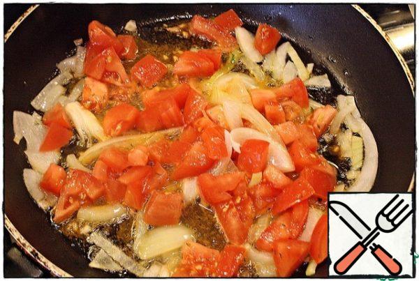 Heat the pan with a small amount of oil, spread the onion and fry for just ten or twenty seconds, add the tomatoes and simmer for a minute and a half.