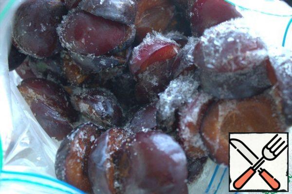 Plums are frozen since autumn, in halves, without seeds, my husband tried.