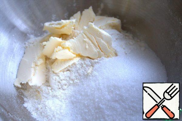 For crumbs, measure the flour, sugar and butter, you can directly from the refrigerator.
