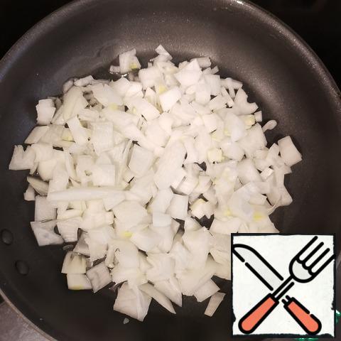 Peel the onion, cut into cubes and fry.