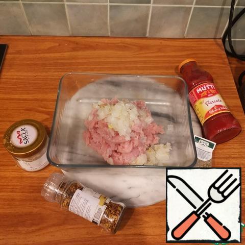 Minced meat layer -
Mix the minced meat with the remaining onion, add tomato paste and spices. I also added 2 cloves of garlic passed through the press.
Do not salt (!) because there is enough salt in the bacon.