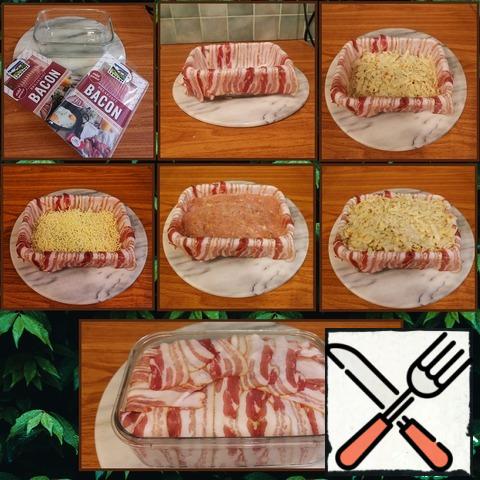 We collect our beauty.
Put the bacon in the form so that the ends hang down, so that we can wrap everything up.
1-Layer of potatoes (half)
2-layer-cheese (whole)
3-layer of minced meat ( whole)
4-layer the last half of the potatoes