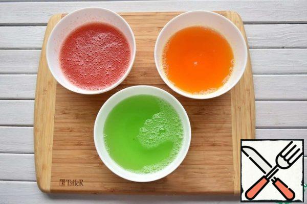 First of all, I prepare the jelly. It is better to use different colors of jelly. I pour the contents of three packages into bowls and pour boiling water, reducing the amount recommended by the manufacturer on the package by 50 ml. For example, if there is 200 ml of boiling water on the package, I take 150 ml.