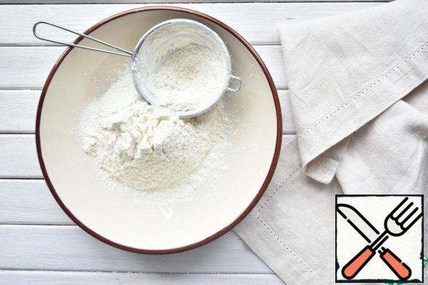 Combine the flour with baking powder and sift through a fine sieve.