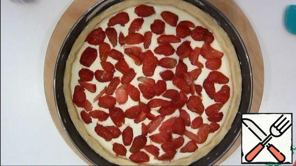 Pour the filling and spread the sliced berries.
Bake at 180° until ready, about 45 minutes.
We focus on our oven, they are all different)