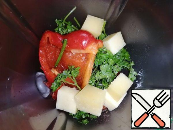 During this time, in a blender, beat the bell pepper without the skin (if you do not have time to bake in the oven, you can do it on gas, slowly turn the pepper on all sides, the skin is well removed), cheese, parsley, 2 tbsp olive oil. Add salt and pepper to taste.