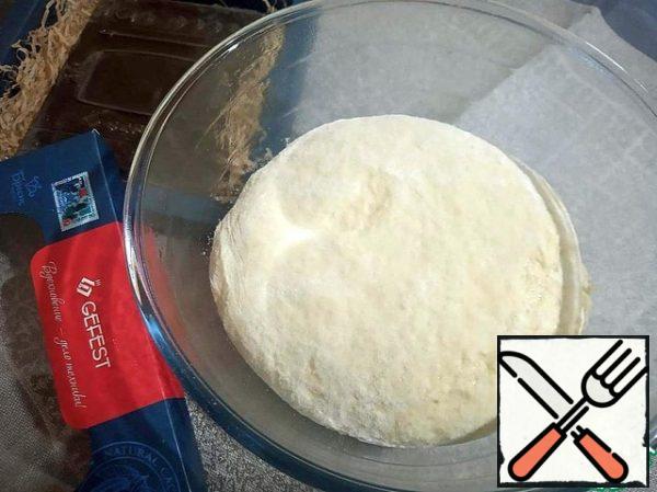 In yeast, add sugar, warm water and leave to "bloom". In the sifted flour (you may need a little more or less), add all the specified ingredients and knead a fairly soft dough. It should stick to your hands a little. Cover the bowl and send the dough to "rise" in a warm place.