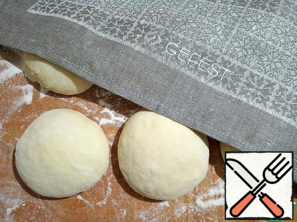 Divide the dough into 6 parts (in fact, it all depends on the size of the pan on which you will bake. I have a frying pan with a diameter of 28 cm.) Form circles and leave them under a napkin for 10-15 minutes.