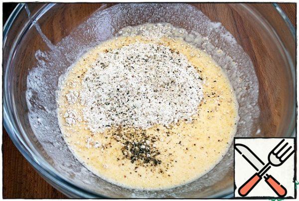 The eggs were added milk, then wholegrain flour 3 tablespoons, salt and pepper and all thoroughly mixed until smooth.
Adjust the number of eggs yourself, for one egg-1 tablespoon of flour with a slide...