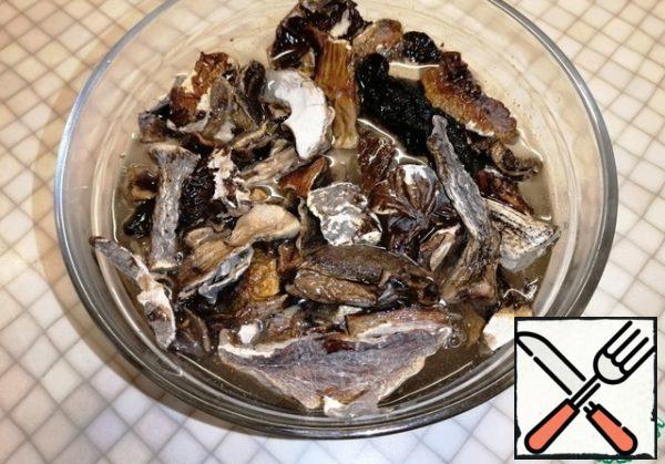 Fill the mushrooms with hot water and leave for 5-6 hours.