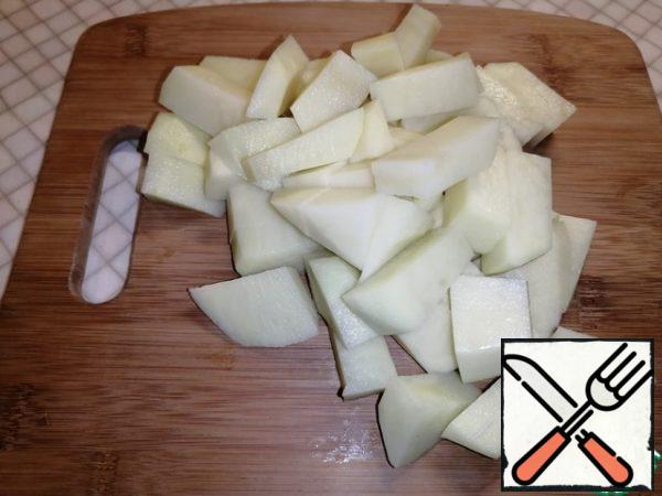 During this time, cut the potatoes coarsely. Add the remaining ingredients to the pan. Cook for 10 minutes.