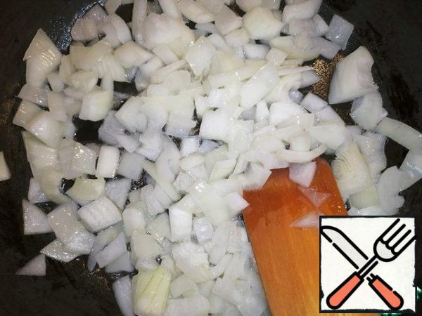 In a preheated frying pan, fry the onion in vegetable oil until Golden. And add to the pot. Cook for 5-7 minutes.