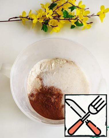 Prepare all the necessary ingredients. In one bowl, combine all the dry ingredients: flour, salt, sugar, cocoa and baking powder. Stir.