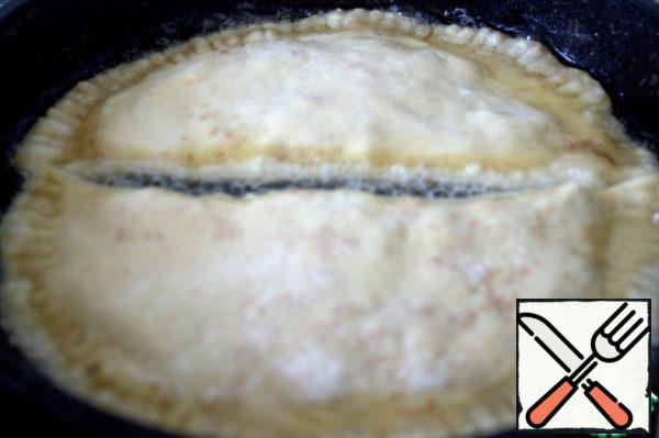 Heat the oil in a thick-bottomed pan and transfer 2 chebureks each.