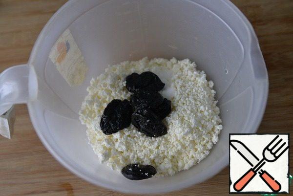 Put the prunes, if dry, then pre-soak. Punch with a blender until smooth.