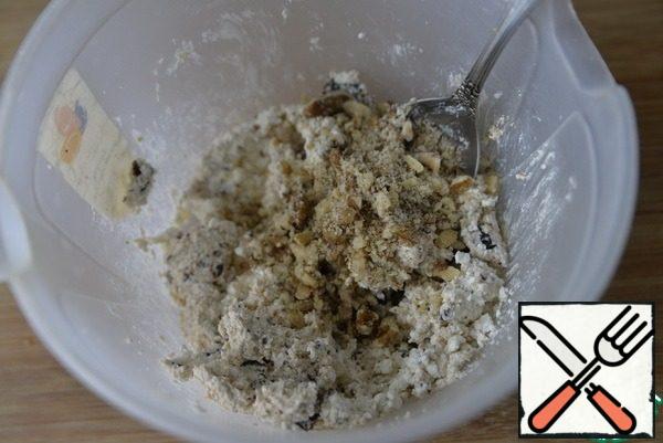Add yogurt without additives (or cream), the amount depends on how dry (wet) the cottage cheese is. Add crushed dried walnuts. You can use any nuts as desired and available, mix everything thoroughly.