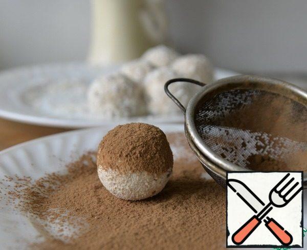 I do not recommend at this stage to strongly freeze the "candy", otherwise the coconut shavings will not stick well.
We roll the frozen "sweets" in cocoa powder or coconut shavings.